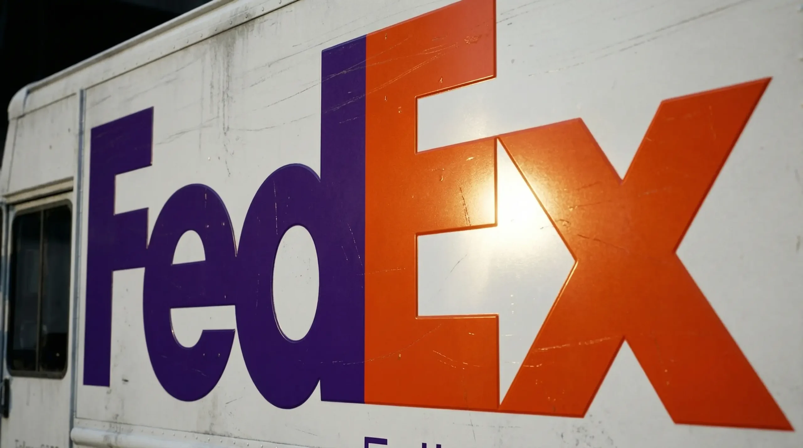 FedEx logo with hidden arrow