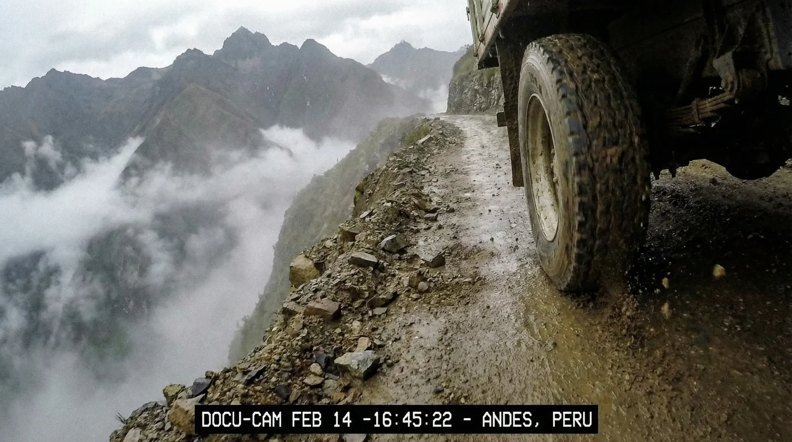 Most Dangerous Roads truck on cliff edge